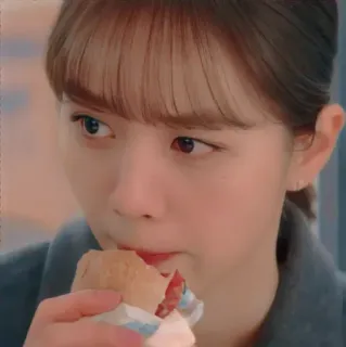 🦊 72d04b91 женщина, ест, сэндвич, еда, портрет, крупный план, человек telegram sticker