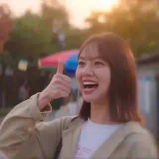 🦊 f7898117 женщина, азиатка, улыбается, позитив, большой палец вверх telegram sticker