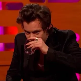 🌿 bbcc36b3 Harry Styles harry styles, penyanyi, selebriti, minum, air whatsapp sticker