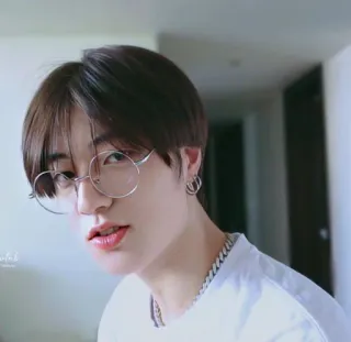 ⚔ 4adc7d31 人, 眼镜, 男性, 耳环, 项链 whatsapp sticker