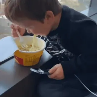 🎈 243927c9 лапша, еда, ест, рамен, мальчик, лапша быстрого приготовления telegram sticker