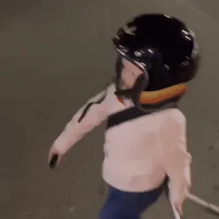 🧳 1f8e651f ребенок, шлем, катание на коньках telegram sticker