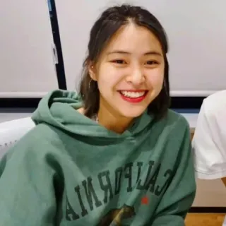 🥣 431e4524 CALIFORNIA wanita, tersenyum, hoodie, california, potret telegram sticker