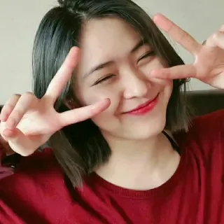 🥣 ba4f59f2 damai, bahagia, wanita, tersenyum, selfie, simbol perdamaian telegram sticker