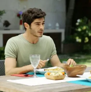 🍜 653704ac 男, 食事, テーブル, 食べ物, 人 telegram sticker