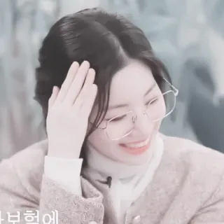 🎂 cc0de56b 보호형에 woman, eyeglasses, person, smile whatsapp sticker