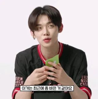 🎼 15546b09 이거는 최근에 좀 바뀐 거 같아요 เกาหลี, txt, kpop, บันเทิง whatsapp sticker