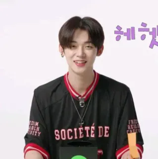 🎼 fbc5eb56 헤헷 kpop, ผู้ชาย, คนดัง, ยิ้ม, ภาพเหมือน whatsapp sticker