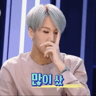 🇦🇷 b16f0237 많이 쌌 coreano, asiático, homem, cabelo prateado whatsapp sticker