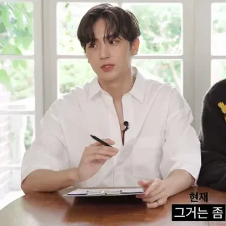 🕊 05216a2f 현재
그거는 좀 남자, 앉아있는, 테이블, 한국 telegram sticker