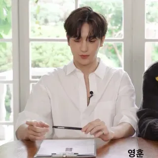 🌿 2f75682f 영웅 사람, 남자, 한국인, 펜, 인물사진, 테이블 telegram sticker