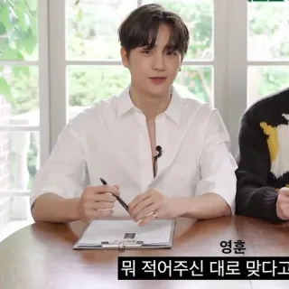 ☁️ 4594983f 영휸
뭐 적어주신 대로 맞다고 사람, 앉아있는, 테이블, 쓰기 telegram sticker