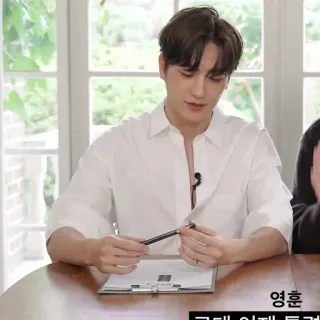 🌿 491195ac Younghoon 영훈 한국어, 남자, 글쓰기, 테이블, 실내, 사람 telegram sticker