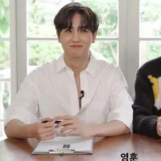 🕊 5c0b169e 영훈 남자, 미소, 앉아있는, 인물사진, 젊은 남자, 한국인 telegram sticker