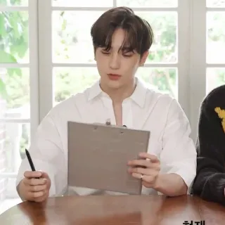 ☁️ 84634901 현재 한국어, 남자, 클립보드, 펜, 테이블, 실내 telegram sticker