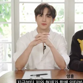 🌿 97fc68f6 영훈
지금부터 저와 현재가 함께 인터뷰를 한국인, 인터뷰, 사람, 남성, 아시아인, 앉아있는 telegram sticker