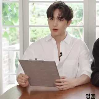 ☁️ bd971623 영훈 남자, 클립보드, 앉아있는, 흰 셔츠, 실내 telegram sticker