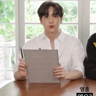 🌿 dbe658af 영웅
에오 사람, 클립보드, 테이블, 실내 telegram sticker