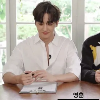 ☁️ e0748337 영훈 사람, 남자, 앉아있는, 인물사진, 실내 telegram sticker