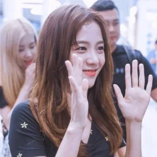 🏷 4413b433 женщина, азиатка, весёлый, аэропорт, kpop, рука, приветствие whatsapp sticker