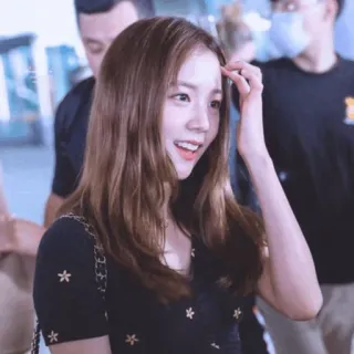 🏷 ed8c8384 женщина, портрет, улыбается, брюнетка, аэропорт, повседневная одежда whatsapp sticker