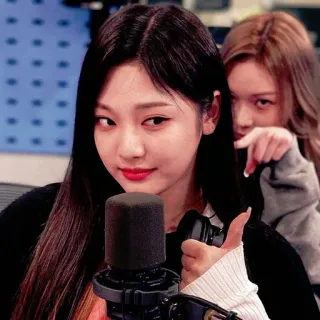 🦋 7d896a19 K-pop, Cantante, Ragazza, Microfono, Pollice in su, Radio, Ritratto telegram sticker