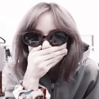 🧬 d3c813e5 취저 vrouw, zonnebril, portret, persoon, binnen whatsapp sticker