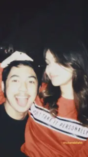 🥀 35f0578b GOTTA TAKE IT PERSONALLY カップル, 友情, カジュアル, 室内, ポートレート, 笑顔 telegram sticker