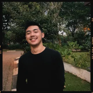 🥀 52bcc31c 男性, ポートレート, 笑顔, 黒シャツ, 屋外, 公園 telegram sticker