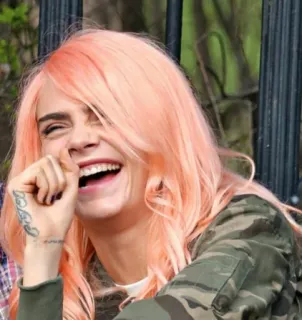 😂 95888b33 phụ nữ, người, tóc, cười, tóc hồng, áo khoác rằn ri telegram sticker