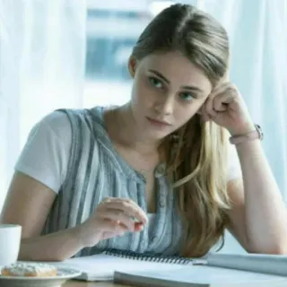 🖤 86f47633 wanita, berpikir, bosan, meja, menulis, potret telegram sticker