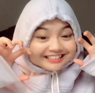 🤍 4262eaf7 толстовка, женщина, улыбается, портрет, счастливая telegram sticker