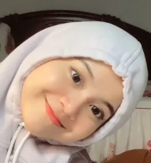 🤍 c6559e4c портрет, женщина, толстовка, улыбка, молодой взрослый, селфи telegram sticker