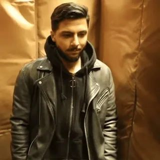 😂 656e8dc7 uomo, giacca, ritratto, giubbotto di pelle, barba, felpa con cappuccio, interno whatsapp sticker