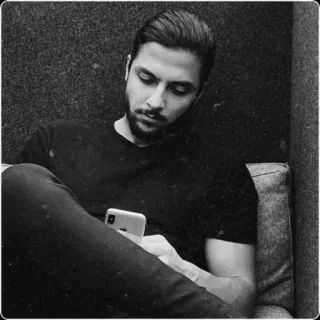 💎 237d13d9 男性, ポートレート, 座っている, 電話, 室内, 白黒 telegram sticker