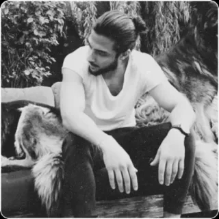 💎 d931ebed 男性, 座っている, ポートレート, 白黒, リラックス, カジュアル telegram sticker