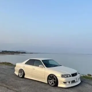 🤍 6544b17e samochód, pojazd, auto, transport, sedan, biały, na zewnątrz telegram sticker