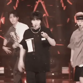 🍽 43d0ad7f kpop, penyanyi, menari, panggung, penampilan whatsapp sticker