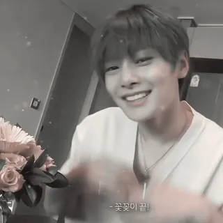 🍽 d63e04c4 - 꽃꽃이 꿀! kpop, pria, tersenyum, bunga, idola whatsapp sticker