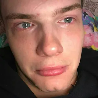 😢 23e1dd10 pleurs, triste, émotionnel, larmoyant, bouleversé, détressé, homme telegram sticker