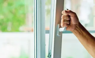 😷 ed8aecf2 fenêtre, main, ouverture, maison, maison telegram sticker