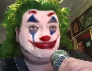 🤡 f9a04203 Joker Joker, clown, maquillage, microphone, cheveux verts telegram sticker