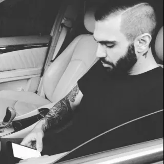 📱 9f9e6c2c mężczyzna, samochód, broda, tatuaż, wewnątrz, telefon telegram sticker