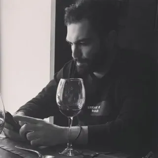 📱 d681819a BREAK THE RULES wino, mężczyzna, wewnątrz, restauracja, czarno-białe telegram sticker