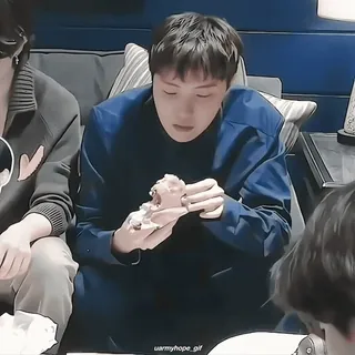 🍔 2c41c0fb uarmyhope.gif comiendo, comida, snack, sándwich, gente telegram sticker