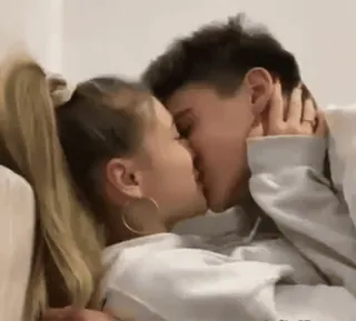 🫦 e654b3ca baiser, couple, romance, amour, affection, relation whatsapp sticker