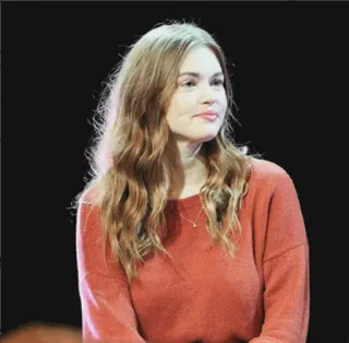 💧 37ecc983 wanita, potret, rambut merah, sweter telegram sticker