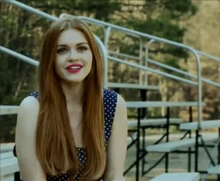 💧 8745f541 wanita, potret, rambut merah, tersenyum, gaun biru, luar ruangan, cantik telegram sticker