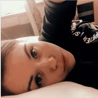 😴 06b32002 PETER, I SWEAR 自撮り, 女性, 横たわる, 顔 telegram sticker