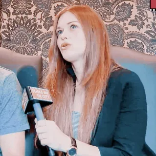 🎐 b03e4e21 PLACE AND THE CITY Interview, Frau, Mikrofon, Medien, Nachrichten, Reporter, Ort und Stadt telegram sticker